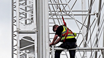 通信鐵塔高空作業防墜器的安全守護