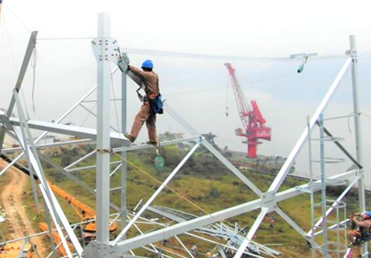 高空防墜器保障電力工人高塔組立施工安全進行